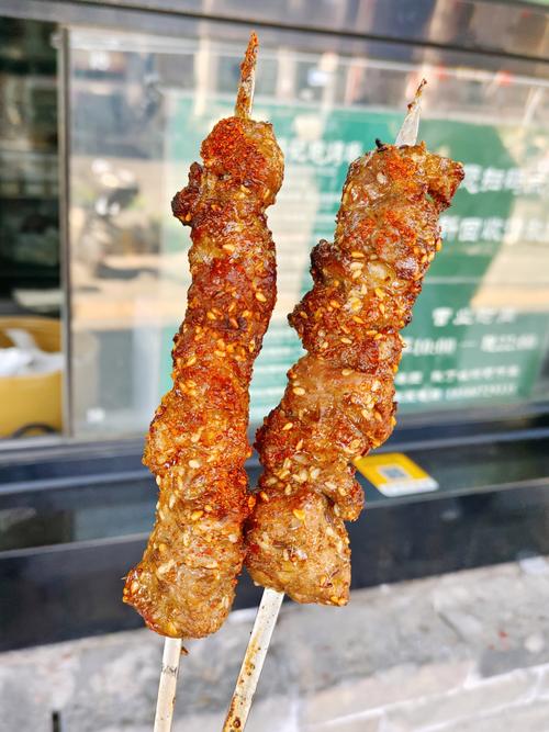 刘家桥华北路市场西门外，清真牛羊肉家现烤大串羊肉串，血受！