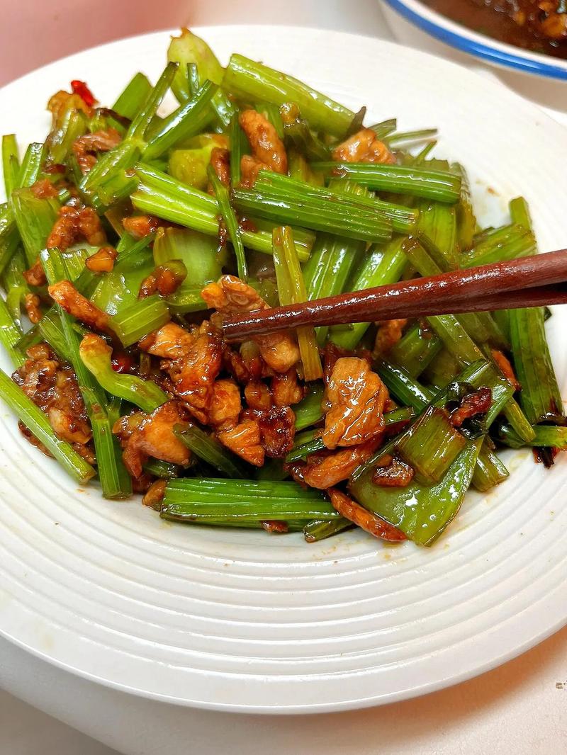 芹菜炒肉简单好吃的家常做法，芹菜脆爽，肉片嫩滑，好吃又下饭