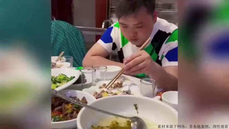男子喝醉酒，夹半天也夹不到菜，网友：真奢侈吃西北风还用筷子吃