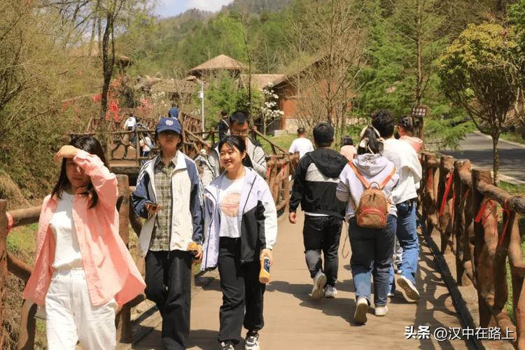 清明节假期第一天，长青华阳景区游人如织！