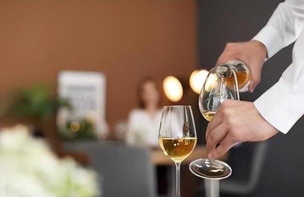 酒桌大忌：祭祀手”让人避之不及？传统酒桌文化背后的深意！