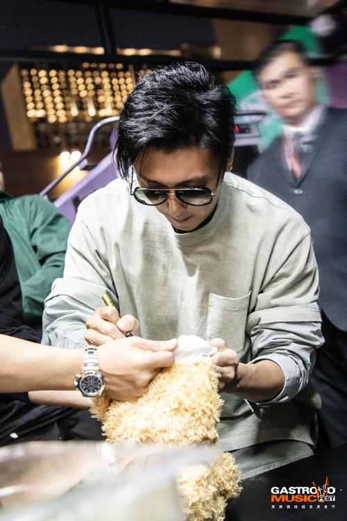 谢霆锋暖心瞬间，吃卤煮发现碗中有头发，接下来举动显修养
