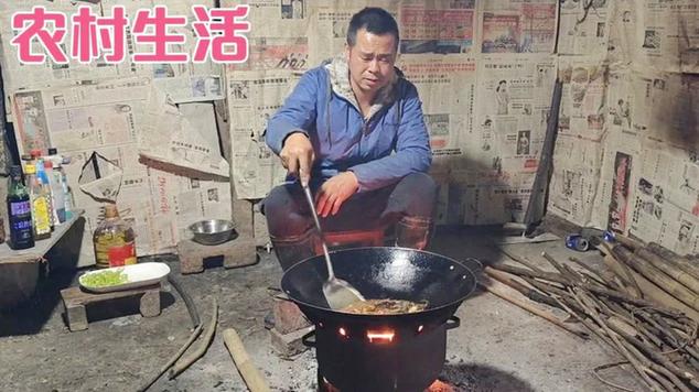 农村光棍好久没吃鱼了，领晚搞一道黄焖汪刺喝两杯