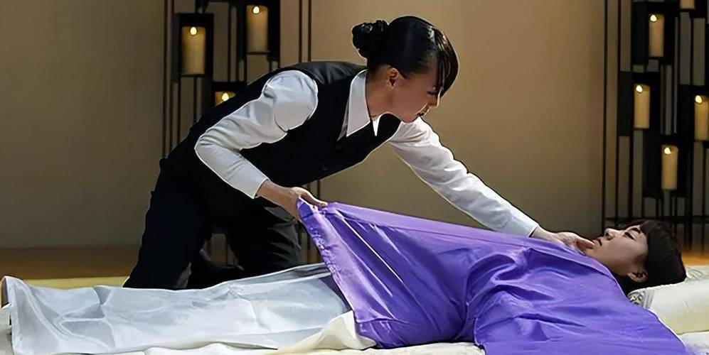 19岁女入殓师第一次给遗体更衣：好奇摸他的手，感觉他抓了我一下