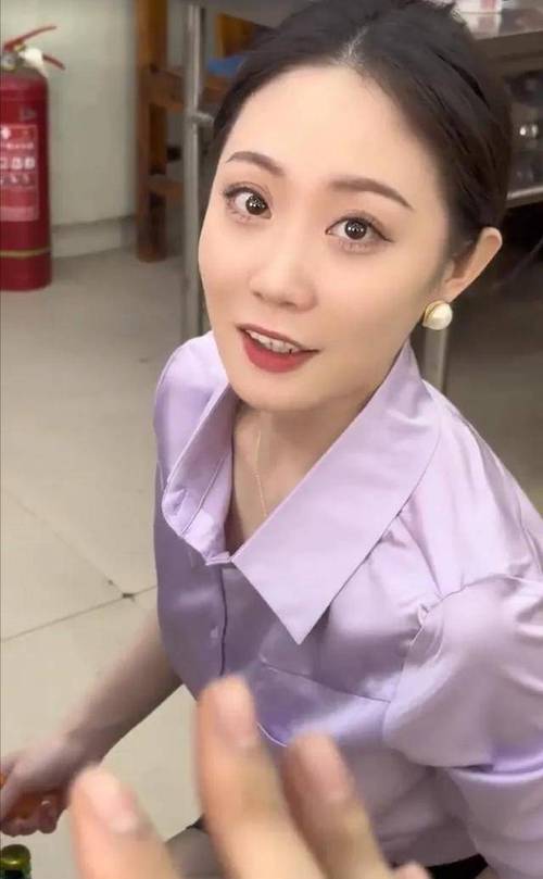 安徽90后老板娘因长得美，顾客提前预约为睹芳容，一招绝招全叫好