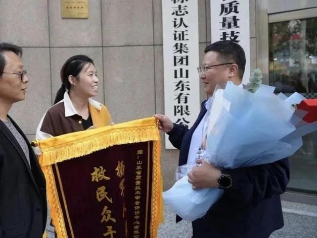 山东退役军人乔威上全国见义勇为勇士榜！生死时刻，从可能爆燃的车内勇救3人
