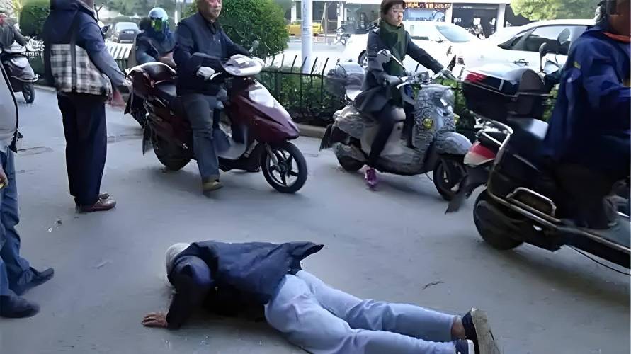 西安一男孩勇救一个摔倒老人不料反而被老人讹诈，然而这个男孩