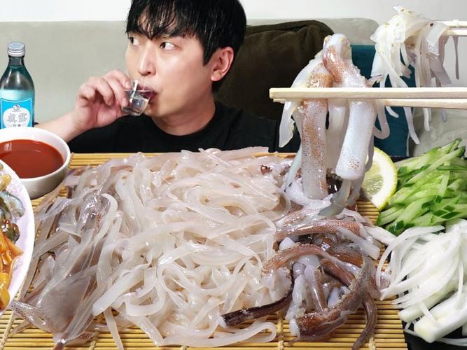 韩国富二代吃深海大鱿鱼，他想向上天再借两个二百五十年，能行吗
