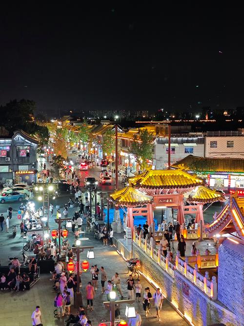假期古城 越夜越精彩