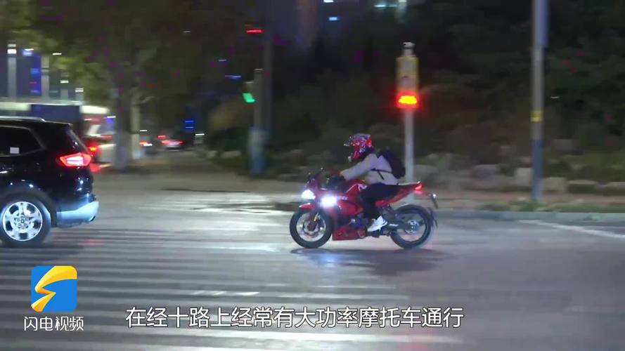 济南交警夜查摩托车 两个多小时七位骑手被罚