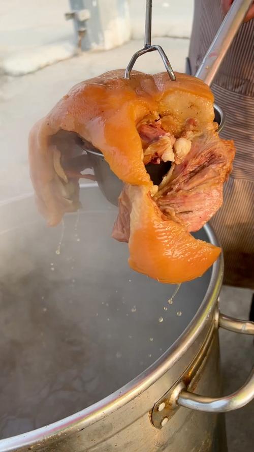 山东大爷露天炒菜20年，炒猪头肉桌桌必点，素菜只卖5块，能赚吗
