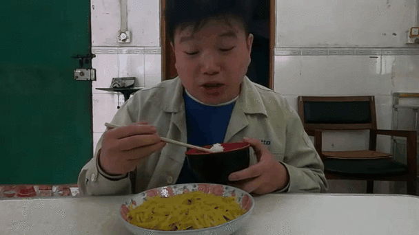 90后帅小伙检修时间马路边子吃一顿韭菜炒鸡蛋