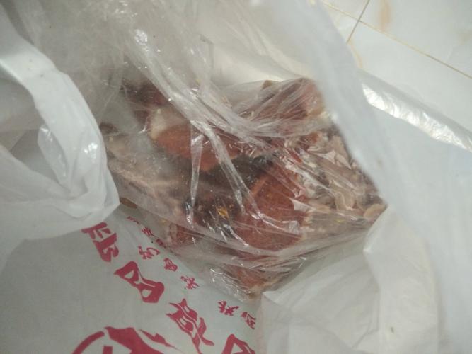 柬埔寨母女马路边卖烤肉，切点烤猪头肉，剁只烤鸭喝一杯