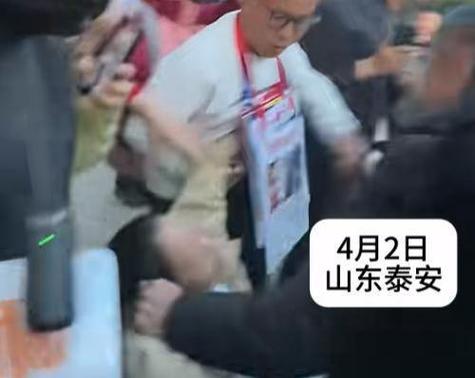 姜贾儒结束庭审后，来到爷爷坟前磕头下跪，希望人贩子可以死刑