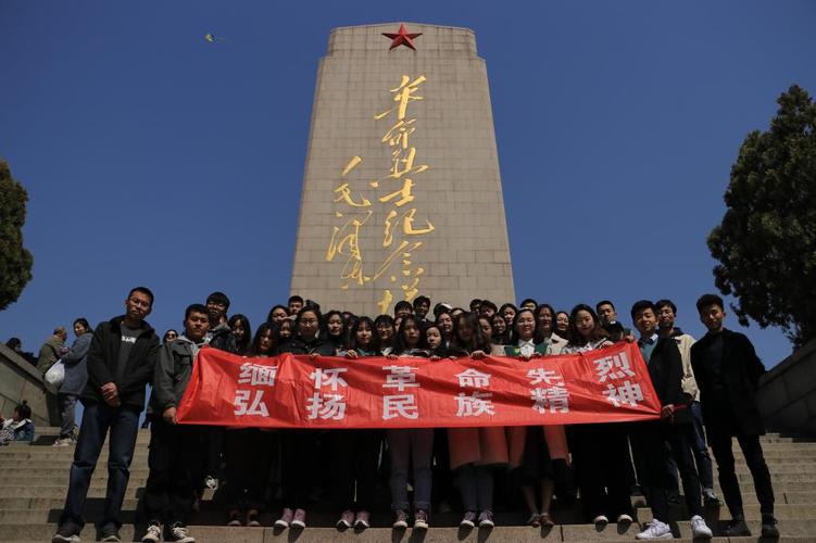 泪洒济南英雄山一清明我去看最亲的人一两人都埋在英雄山烈士陵园