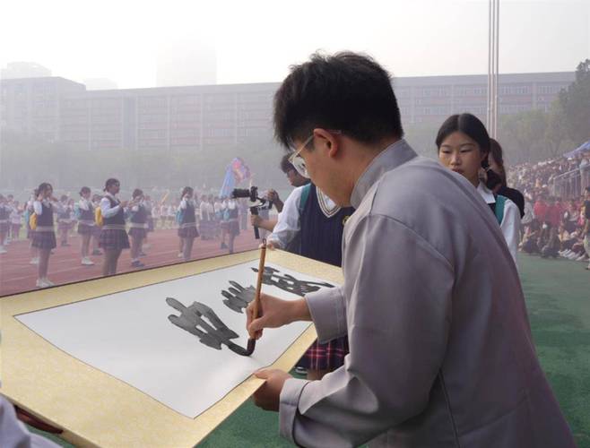 “山东贴砖师傅深藏不露，水泥地上挥毫泼墨展书法绝活！