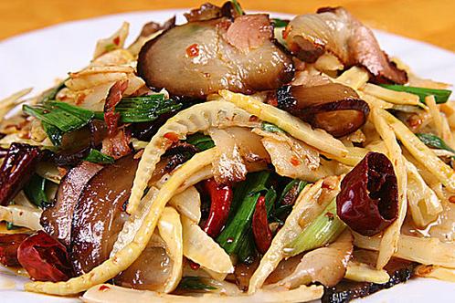 人间至味：春天到了，大叔挖春笋，做春笋做腊肉，味道美极了