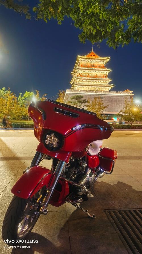 夜幕下的静谧街景，霓虹灯下的摩托车群，2025高邮