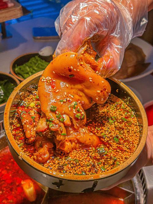 小哥下班花19元买一个猪蹄，配上酱香饼吃，香