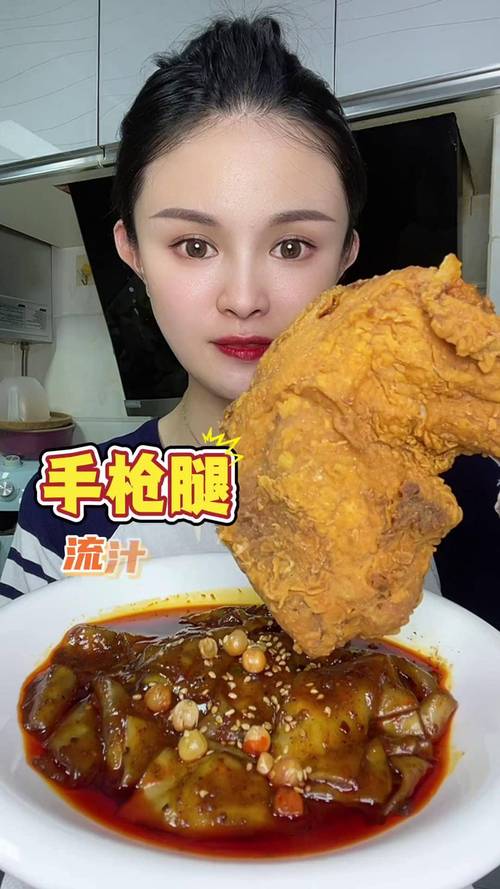 晚上饿醒了 帅哥直接深夜吃手枪腿 看饿了太有食欲了