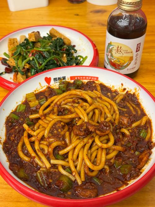魔鬼辣新疆炒米粉，加上牛肉虾仁鸡爪，小伙吃得鼻涕直流#新疆炒