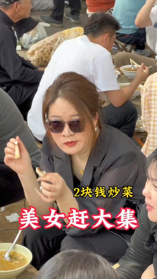 山东大集“早酒摊”物价感人，53岁阿姨做13年炒菜摊2块钱一盘！