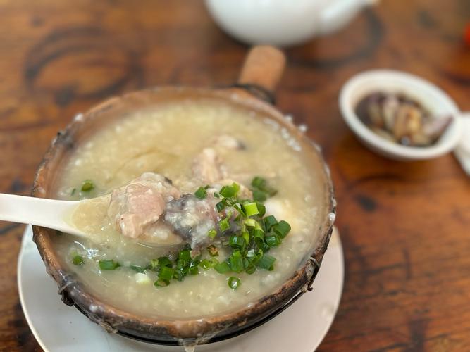 生滚粥以粥底为基础，添加形形色色的食材，品味也完全不同