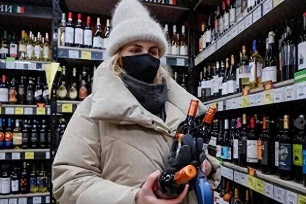 俄罗斯人嗜酒如命，为何碰到中国白酒，却直言不胜酒力？