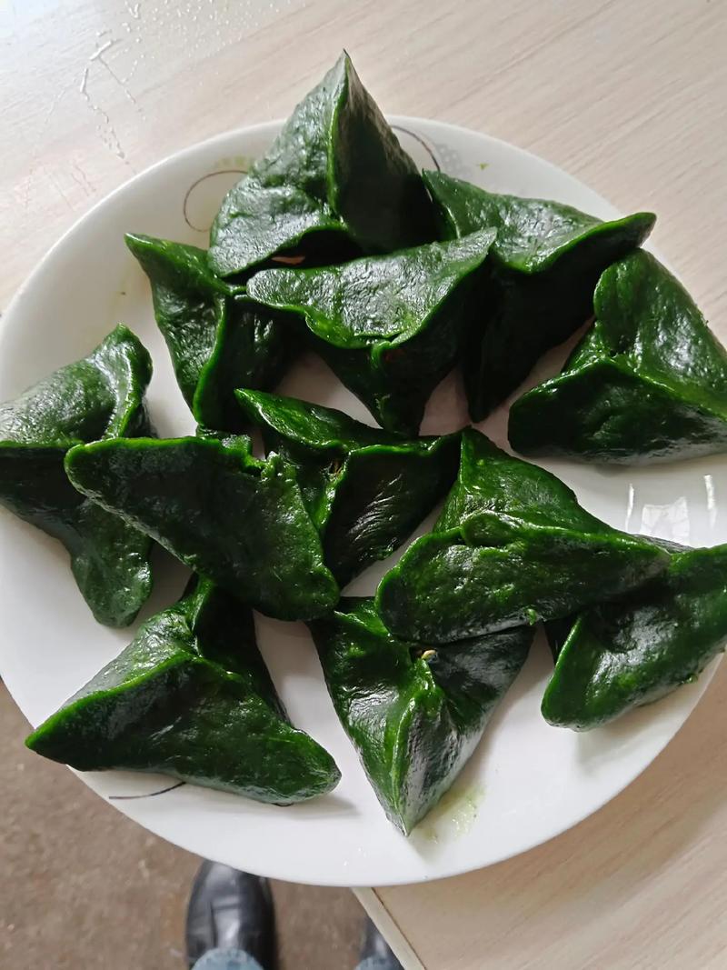 这一口惦记了好久，一年一度的艾米果，咬一口爆汁