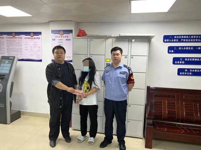 3月12日，山东。监控拍下女小偷入室盗窃全过程！业务真熟练”