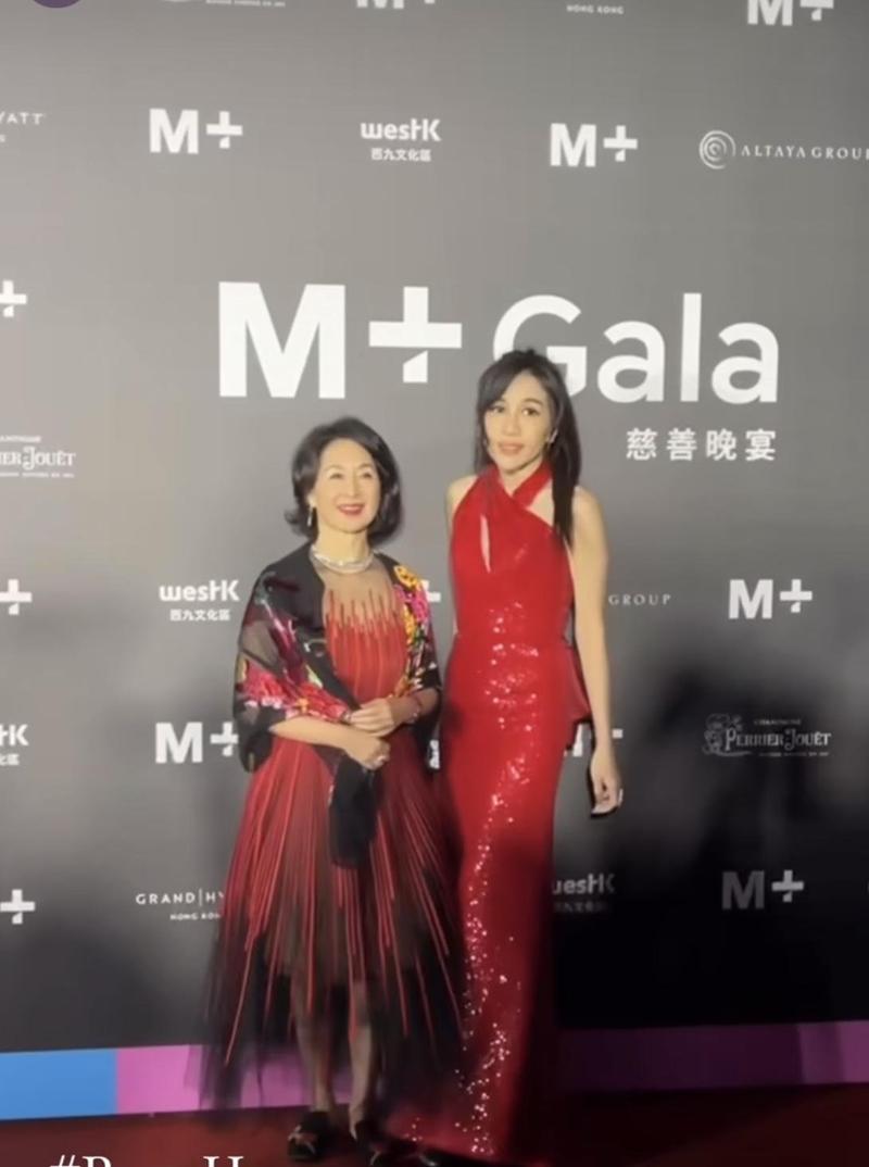 何超琼，何超莲，何超云，何超盈姐妹一起出席晚宴，个个貌美如花
