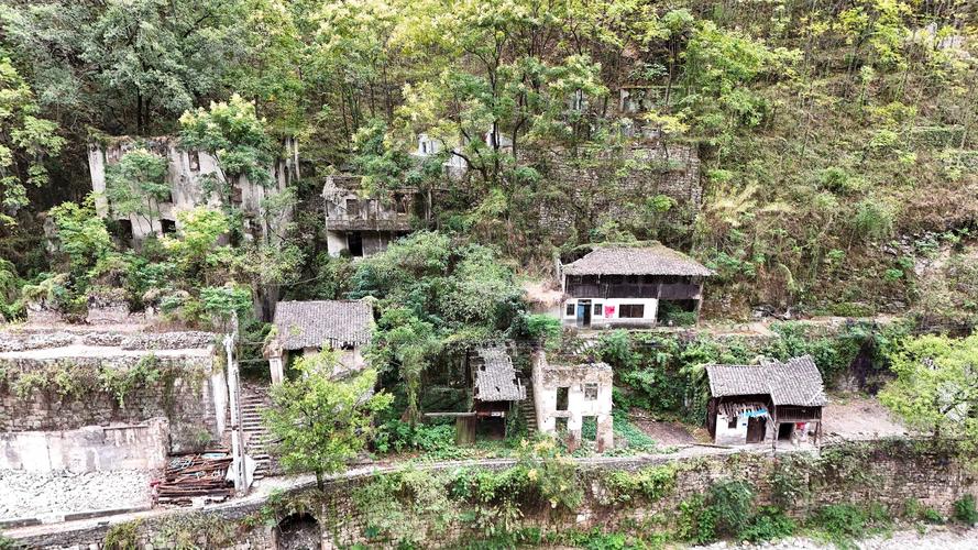 上万人的城镇剩下不到100人，建筑基本上荒废了，为何走向了没落