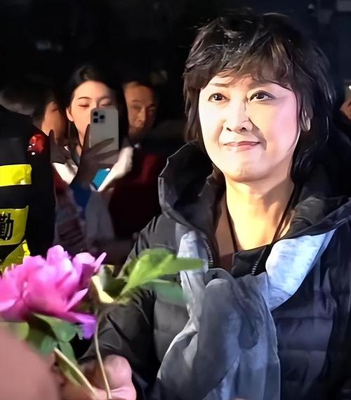 朱琳现身河南洛邑古城，73岁二婚丁克显年轻，与六小龄童联系很少