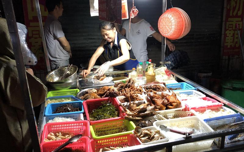 山东兄弟俩街头卖卤肉，一人一个摊，下货28一斤，看看那家生意好
