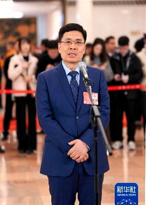 海尔老总周云杰穿的鞋和手机脏的网友都看不下去了，但他毫不在意