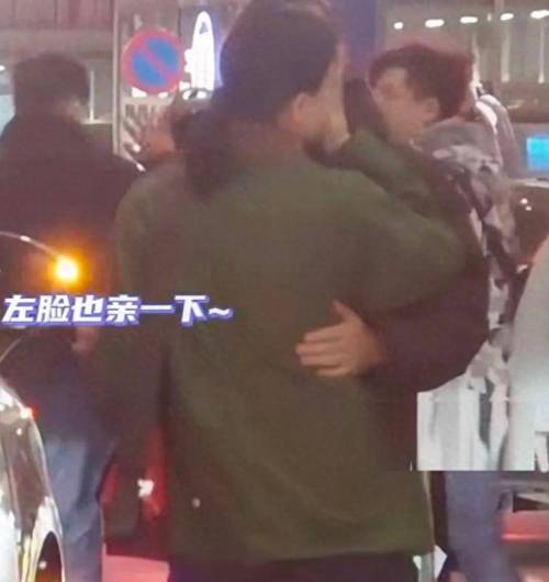 49岁梅婷与老公当街秀恩爱，机场同老公热吻撒糖！