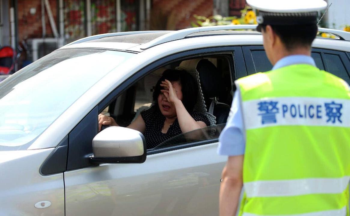 停车5分钟被收费4950元，女子大喊冤枉，查监控后反被啪啪打脸