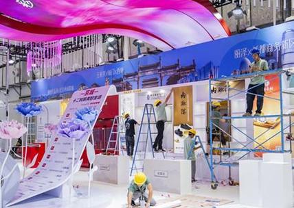 消博会馆内各展位搭建完成 媒体中心搭建材料100%可回收利用
