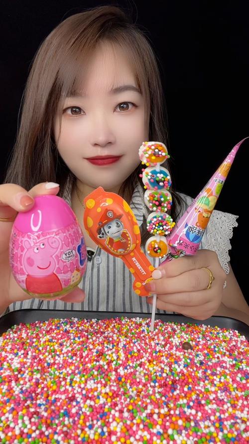 谁能拒绝这个小猪佩奇造型棒棒糖？放石板上烤一下，既好吃又好玩