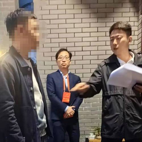 男子拒还7000元货款，当庭疯狂撕毁证据吞掉跑路