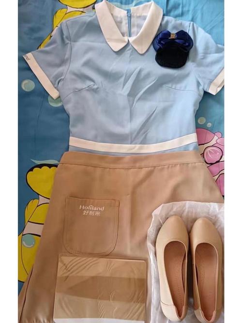 两年没去好利来，开始搞制服诱惑了？