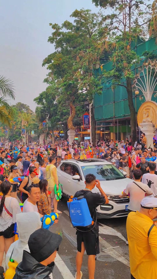 “泼水节”3500人的文化大游行让我知道西双版纳还这样玩！