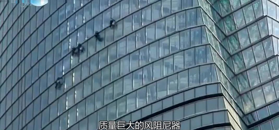 突刮大风，上海632米，世界第二高楼狂风中我拍着这一幕