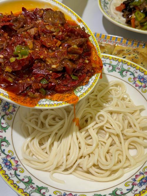 天水秦州悟琨吃辣皮子拌面、盐水烤肉，劲道美味吃面就蒜太香了