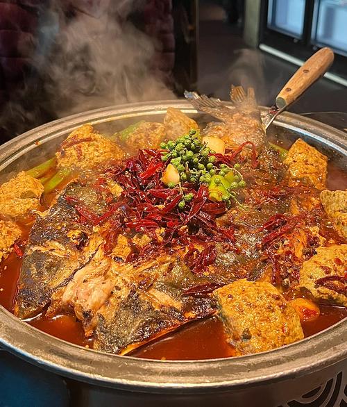 纪录片：贵州辣鱼火锅，选用自养稻花鱼，先烤后煮，辣椒必须得多