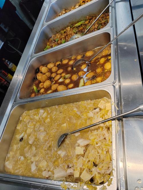 云南超市里10元任吃的自助快餐，所有菜品尽管吃不限量真划算