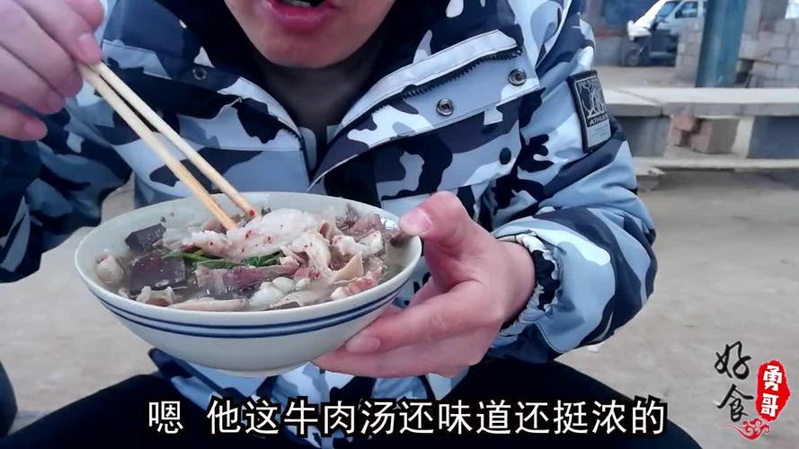 农村大爷煮牛肉，5米烟囱成地标，剁碗肉15块，村民牛汤配白酒