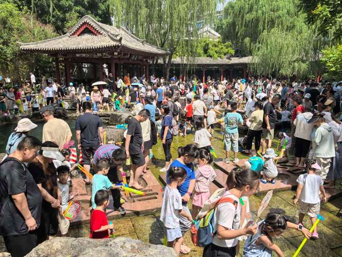 春日如夏，五龙潭公园“清泉石上流”景点成孩子们亲水乐园