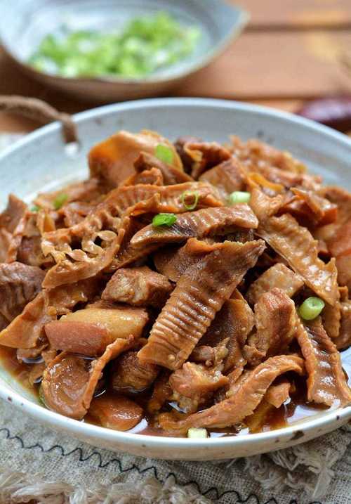 五花肉加笋干：加霉豆腐；焖番鸭肉特美味