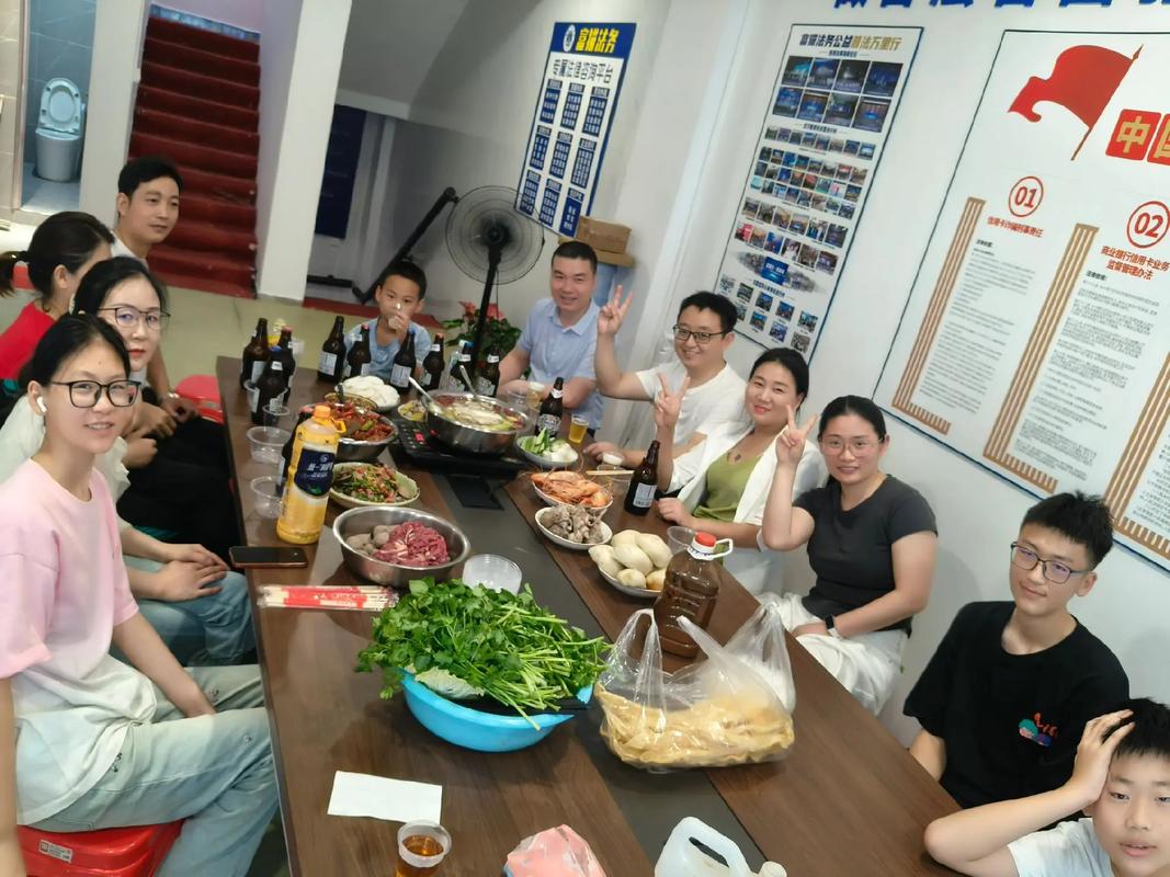 今天孟老板请客，下馆子整了十二个菜，老板又赠俩，太丰盛了